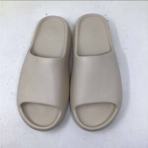 Yeezy slides bone color way